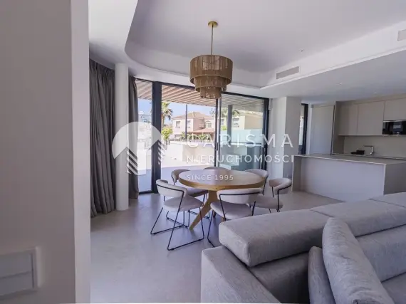 (8) Luksusowy apartament w prestiżowym kompleksie tuż przy plaży