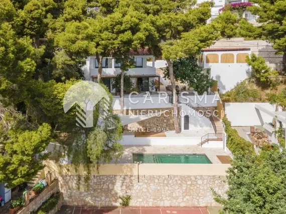 Willa z widokiem na morze w otoczeniu bujnej roślinności, Malaga 1